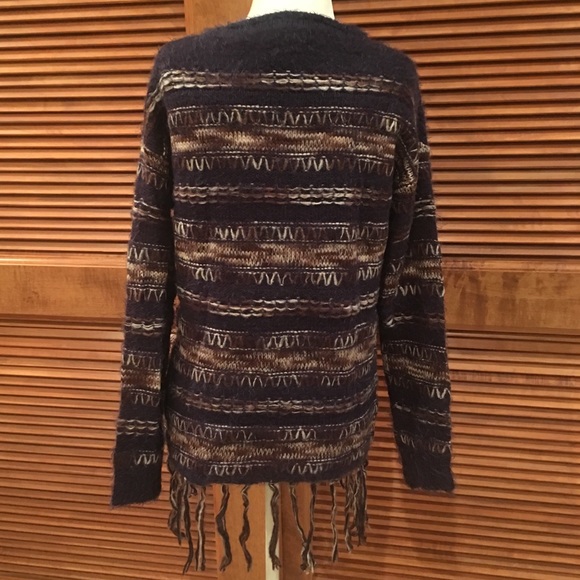 🔥NWOT🔥BEAUTIFUL SWEATER WITH FRINGE - Picture 2 of 7